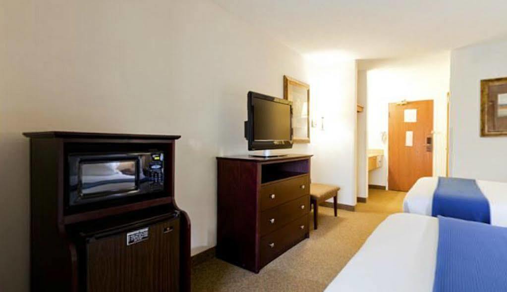Holiday Inn Express Chicago Northwest-Vernon Hills By Ihg מראה חיצוני תמונה